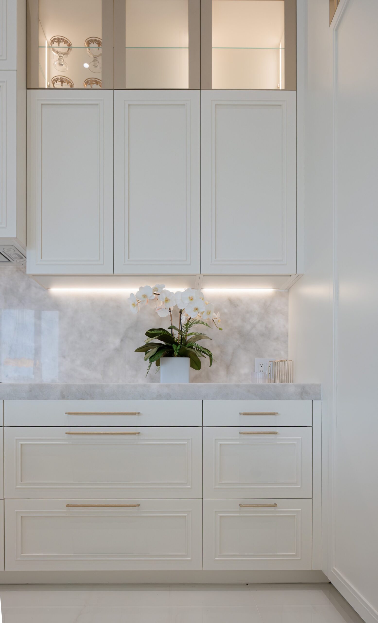 White Shaker Cabinets with Handles in Champagne Finish