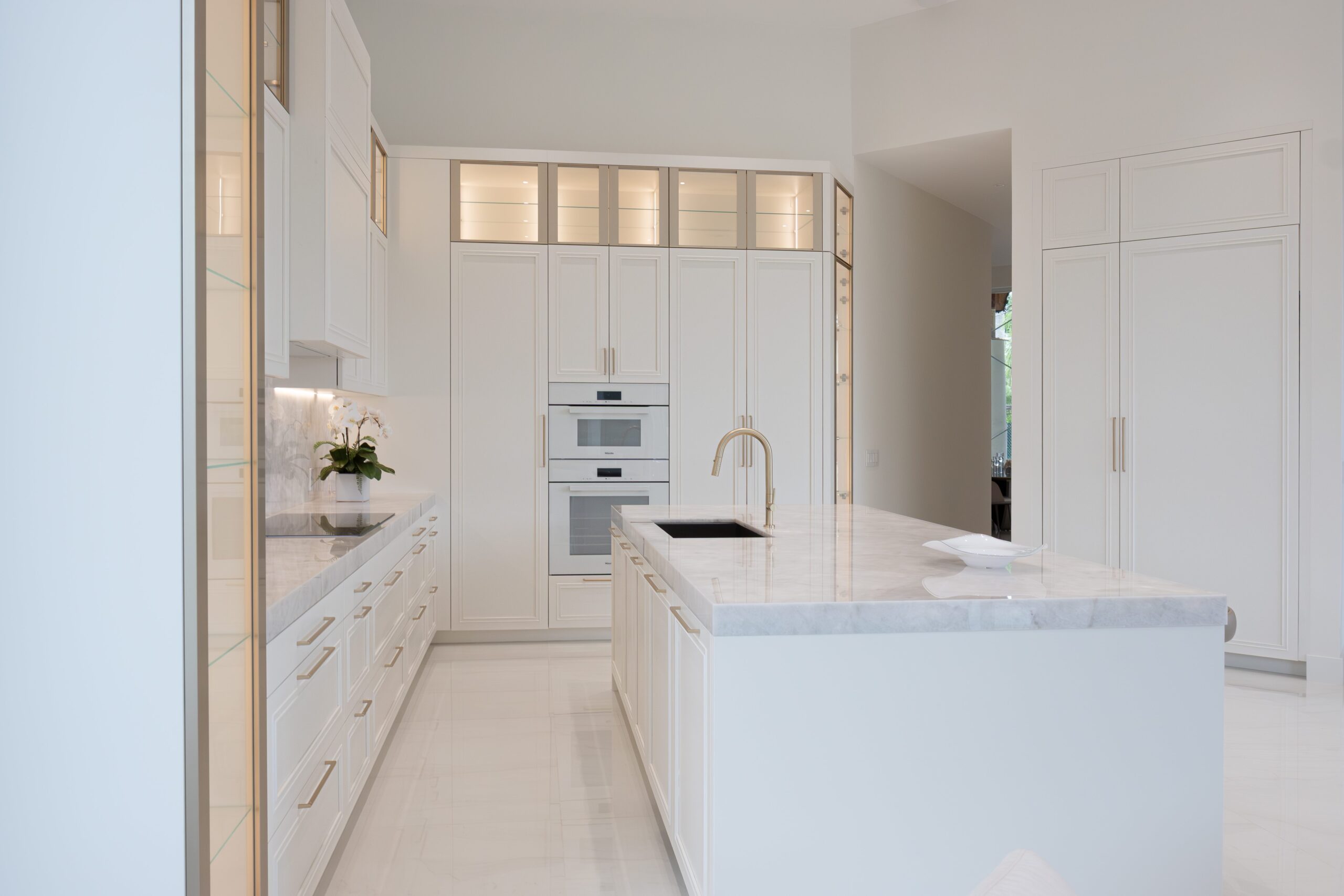 Transitional White Shaker Kitchen with Champagne Finish