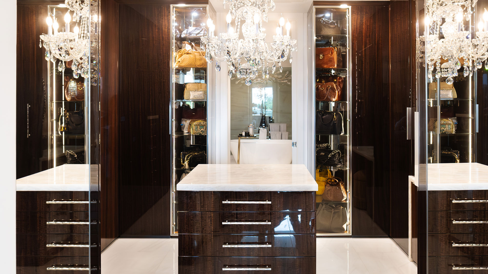 Closet-Full--Central-View