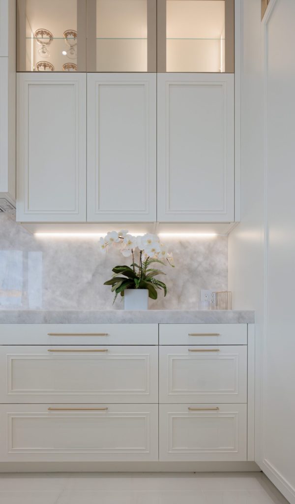 White Shaker Cabinets with Handles in Champagne Finish